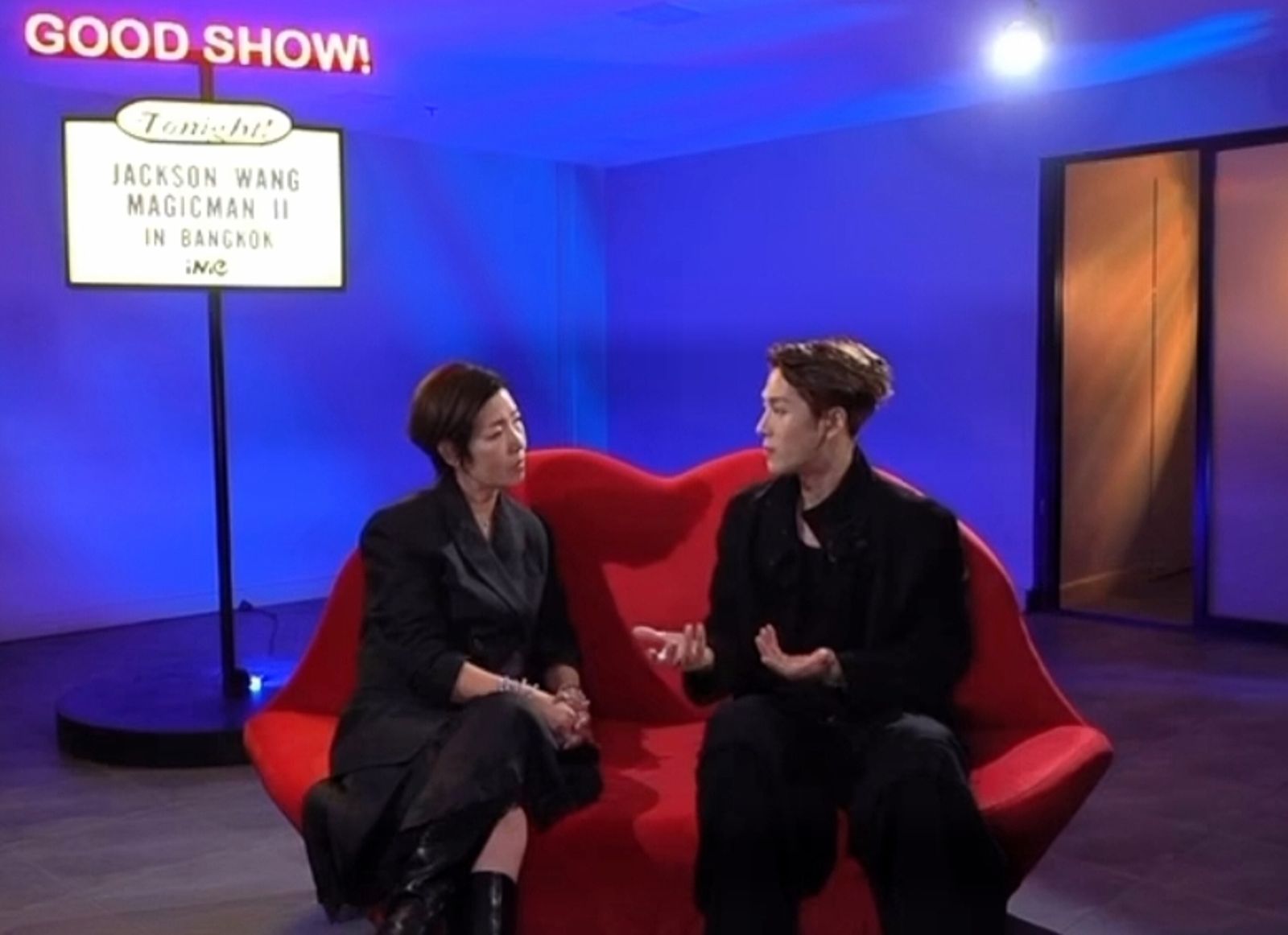 王嘉爾（右）接受黎芷珊訪問。翻攝marialuisaleitao IG