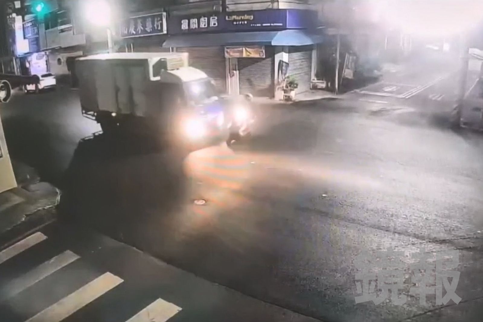 30歲女保全返家倒臥路邊!目擊者見她硬撐騎車離去 下一秒闖紅燈撞貨車命危