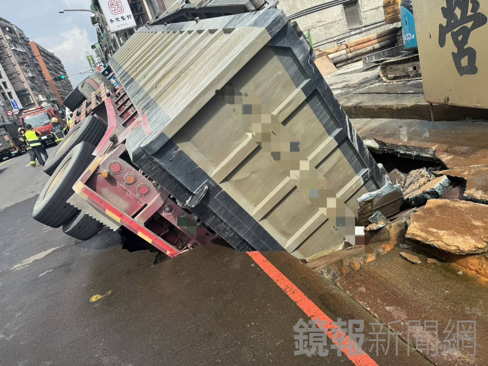 砂石車「被坑了」 路面現天坑後輪卡洞側翻