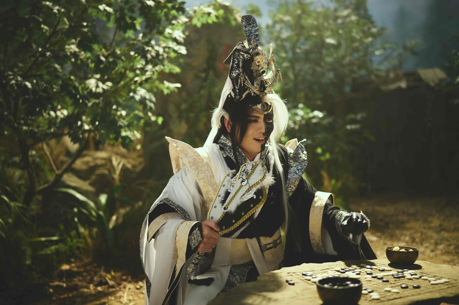 春風不惜爛臉也要演！厚妝挑戰黑白郎君　健志洋蔥還原「飛龍、飛虎」回憶殺