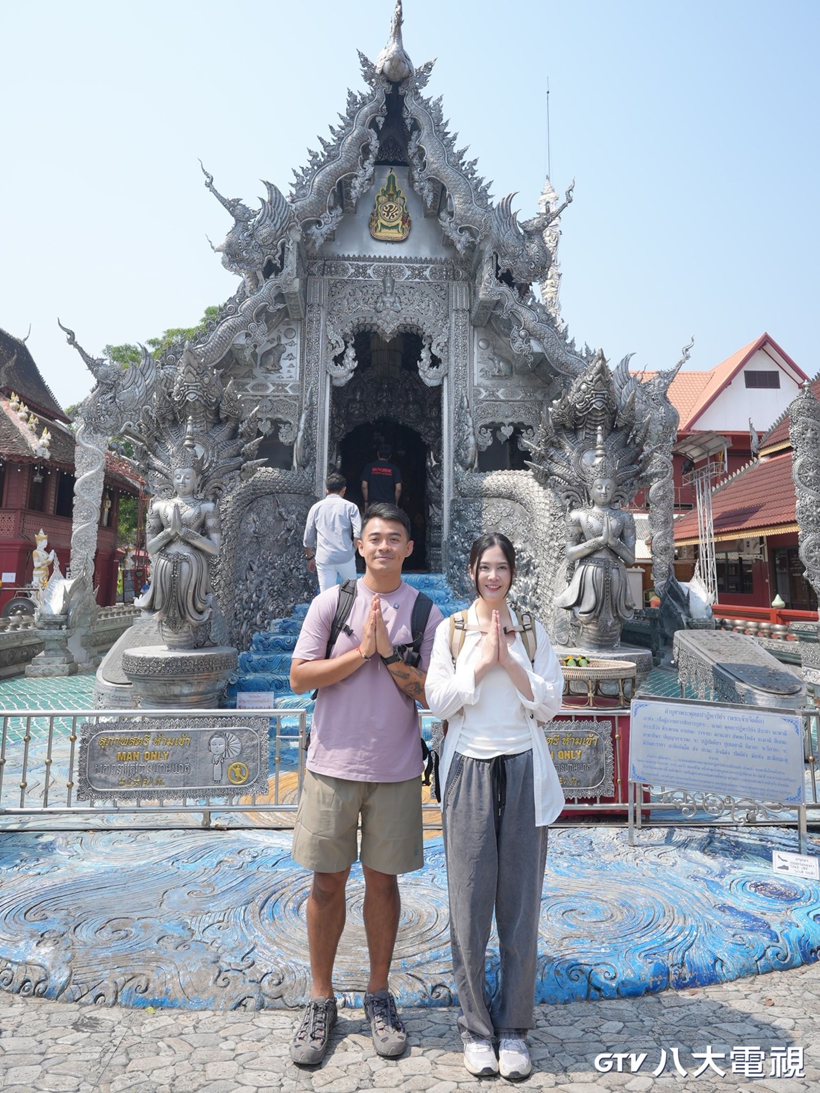 《自由的旅行者》融融（左）、黃可欣（右）帶領觀眾走訪有500年歷史的銀廟。八大電視提供