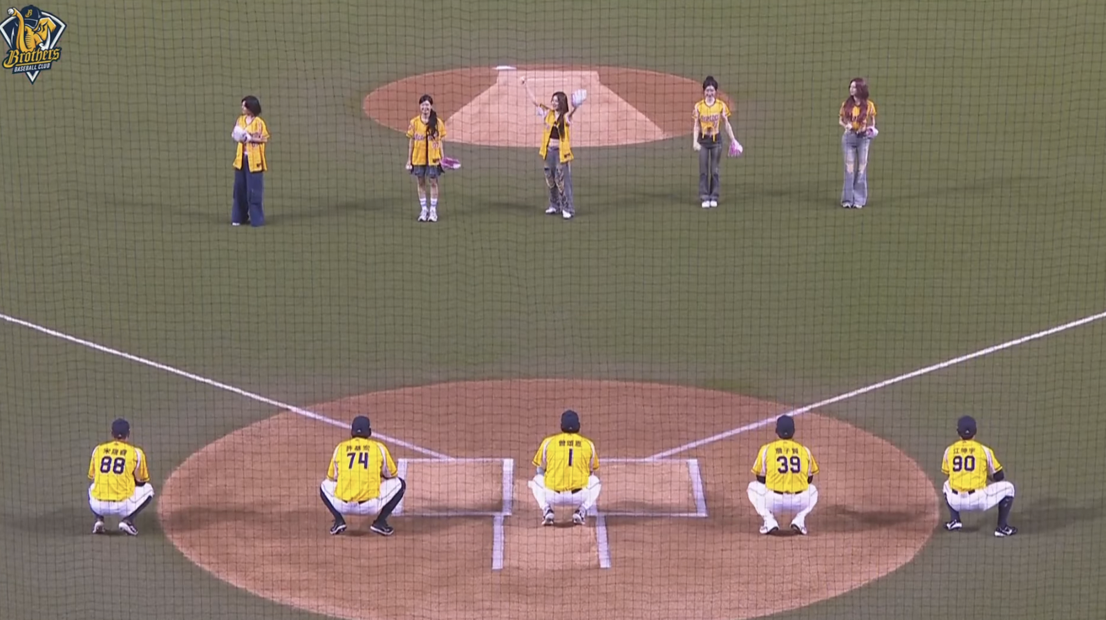 今天ITZY 5位成員一起開球。翻攝CTBC Brothers 中信兄弟官方頻道 YouTube