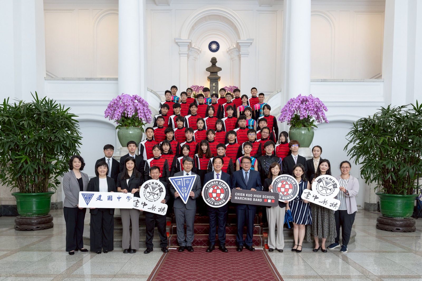 總統賴清德今（8日）上午接見即將赴印尼參與「WAMSB世界樂旗大賽」的建中樂旗聯隊，期許他們為台灣爭取榮譽。（圖／總統府提供）