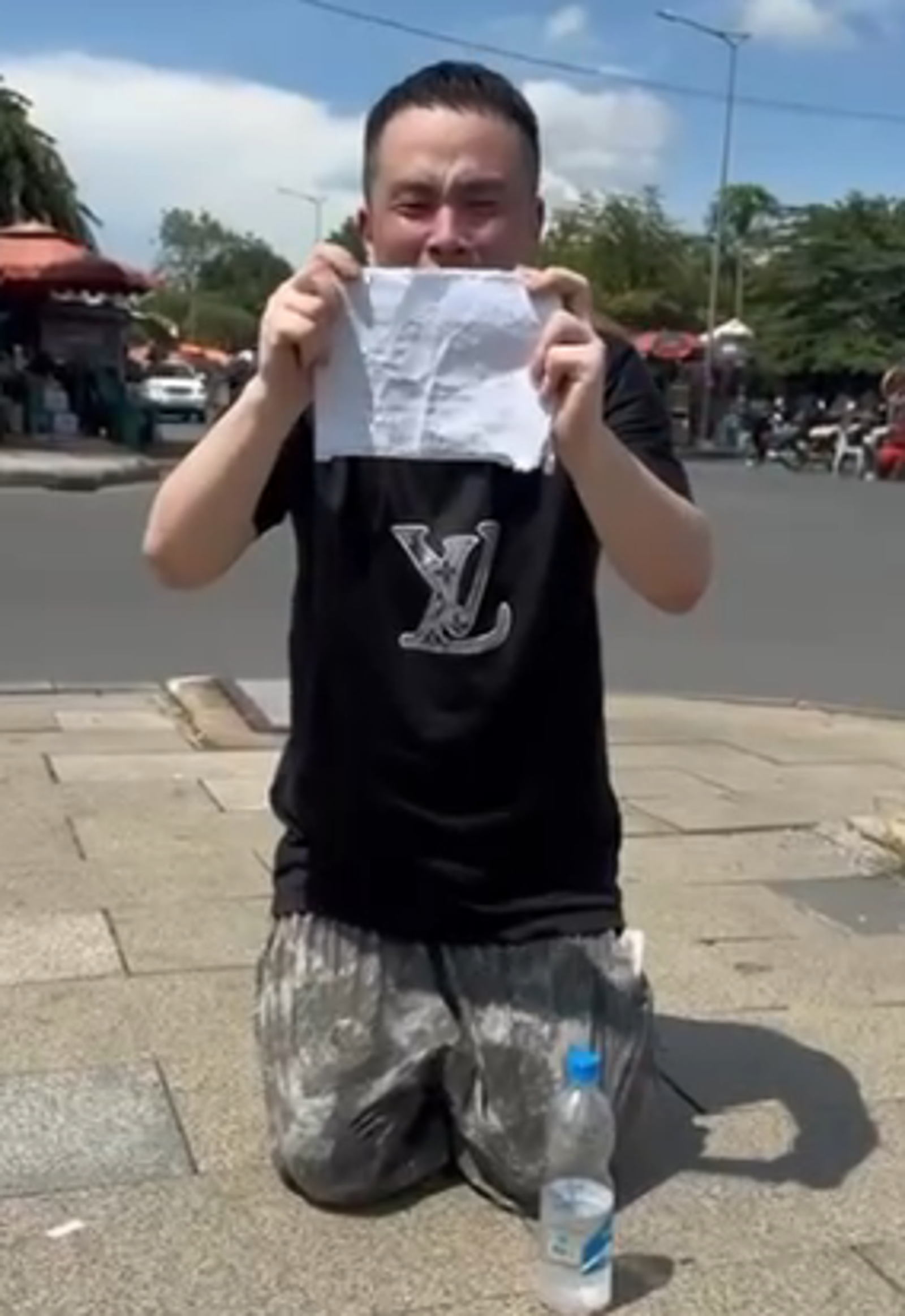 一名中國籍男子在柬埔寨街頭跪地哭喊。圖/翻攝自微博