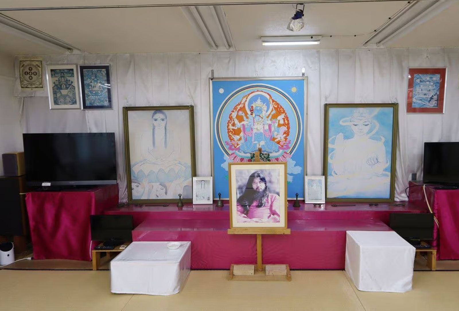 阿雷夫許多據點都有麻原彰晃的祭壇。圖／翻攝自日本公安調查廳