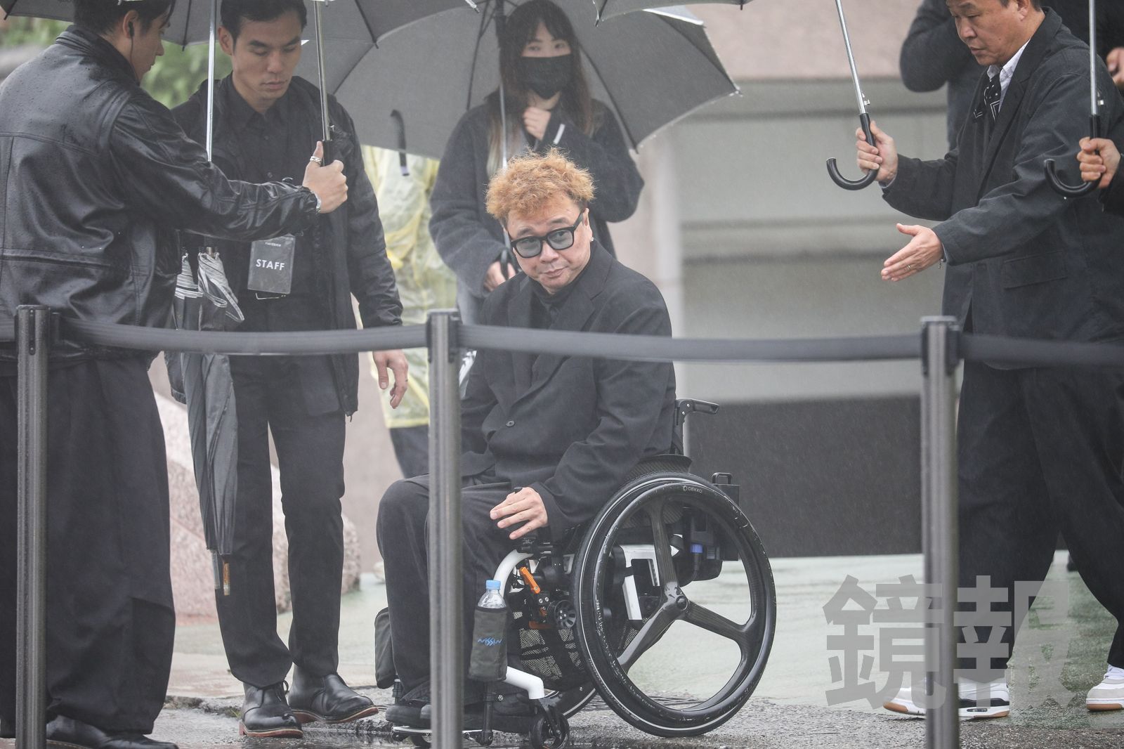 直擊／酷龍合體了！姜元來冒雨坐輪椅陪具俊曄　大S舊愛周渝民悄現身
