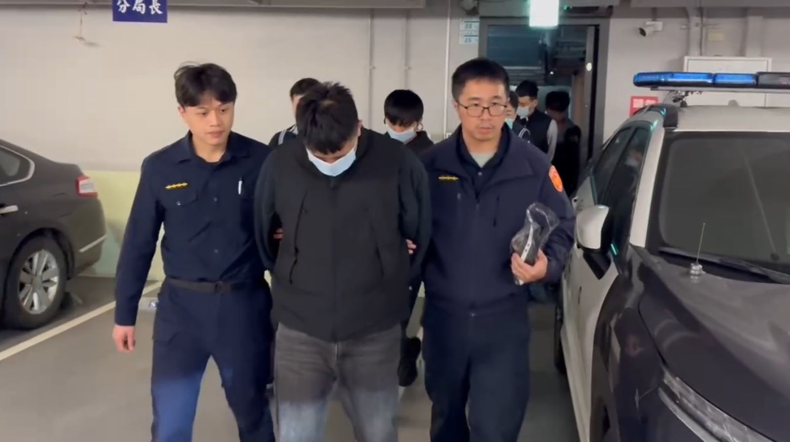 面交 300 萬「喬不攏」爆車禍！新店男與車手肉搏　警到場他才驚覺：我是被害人？