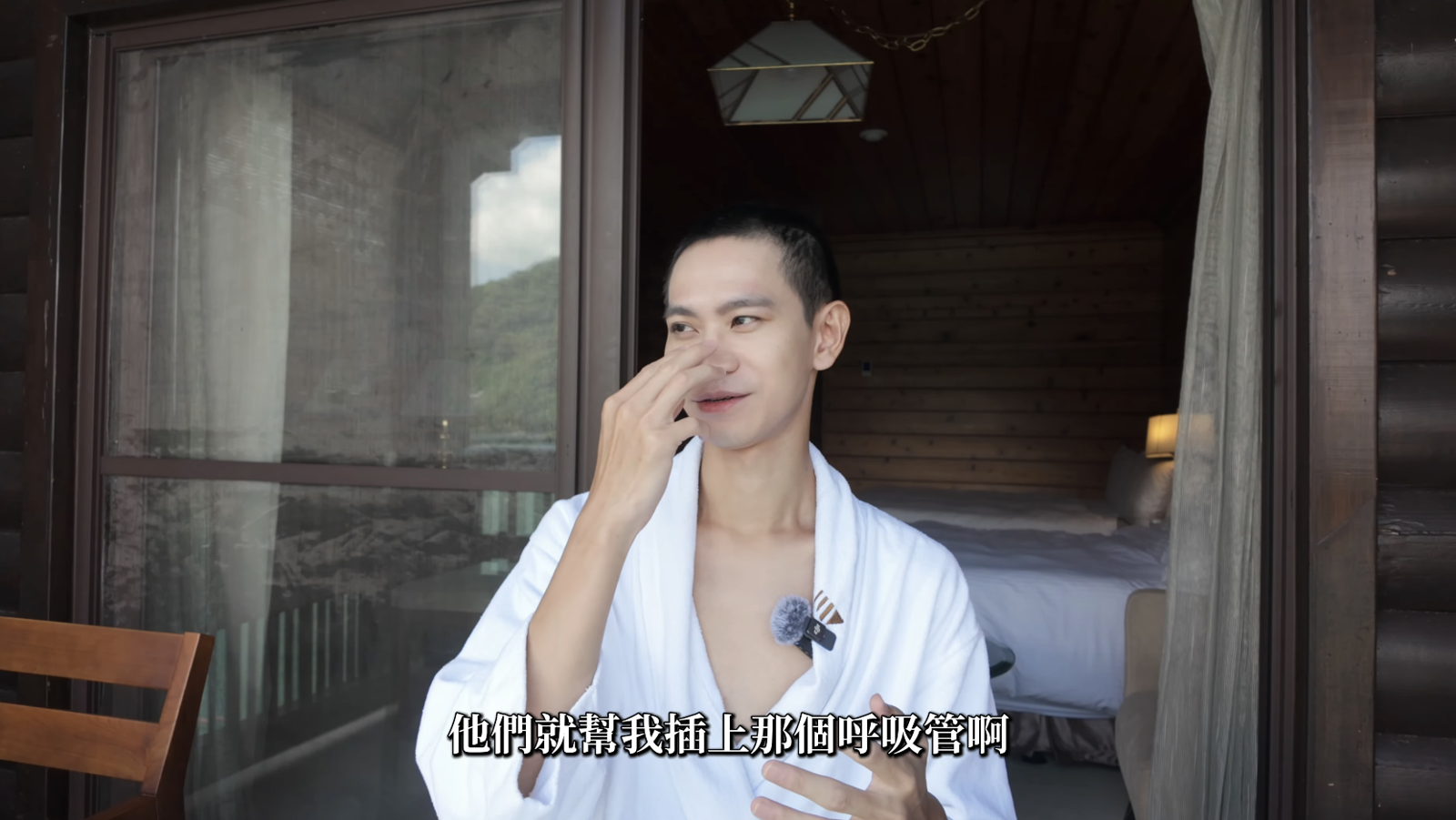 當時醫生趕緊幫Andy老師插管。翻攝 Andy老師YouTube