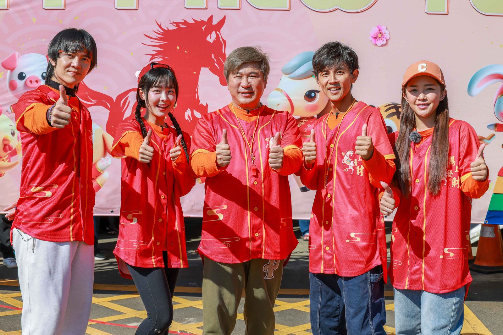 胡瓜除夕夜獨家獻民視！霸氣送10萬鉑金包　董至成錄影竟面朝下慘摔