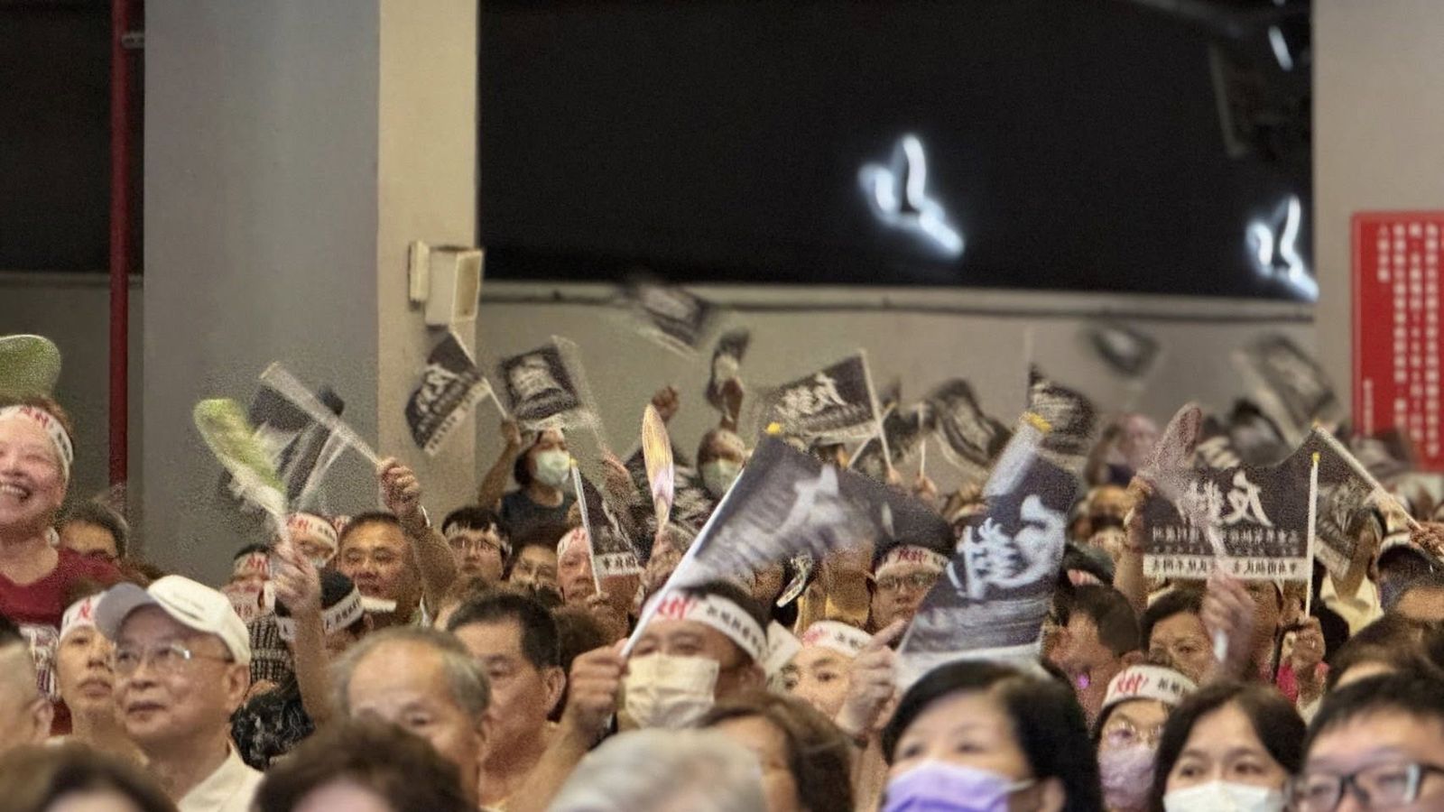 許多民眾抗議「銀河灣計畫」黑箱決策。圖/翻攝自顏蔚慈臉書