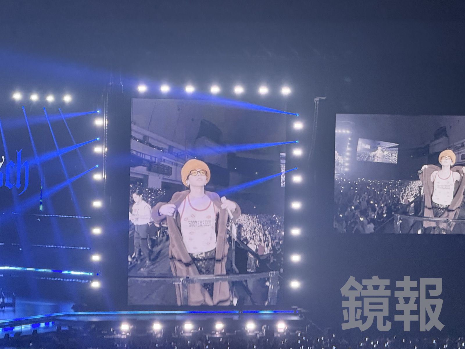 GD掀開浴袍露出裡面的背心。讀者提供