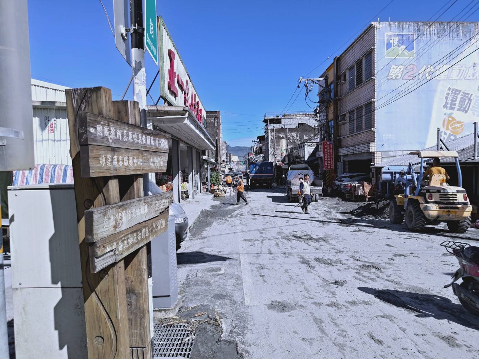 太陽出來了！光復市區現場直擊「滿街都是泥」　官民合力清理家園　基督徒也穿慈濟背心來幫忙