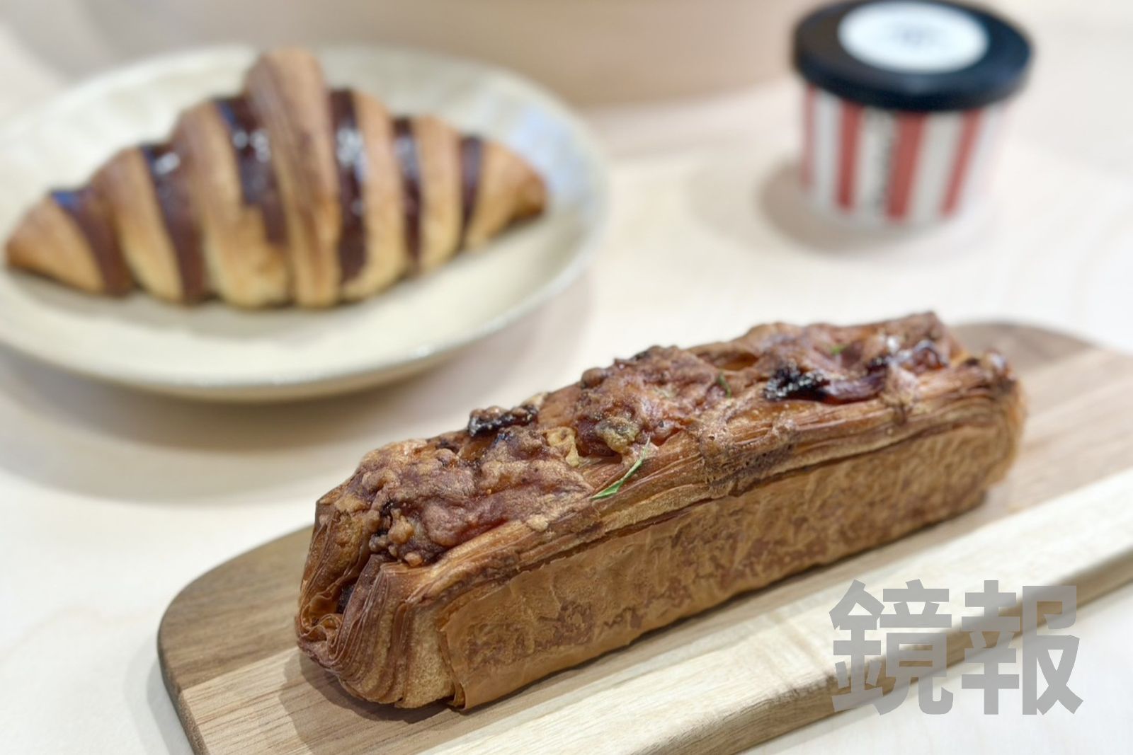 「青蒜香腸可頌」酥口鹹香，有飽足感。（75元／個）
