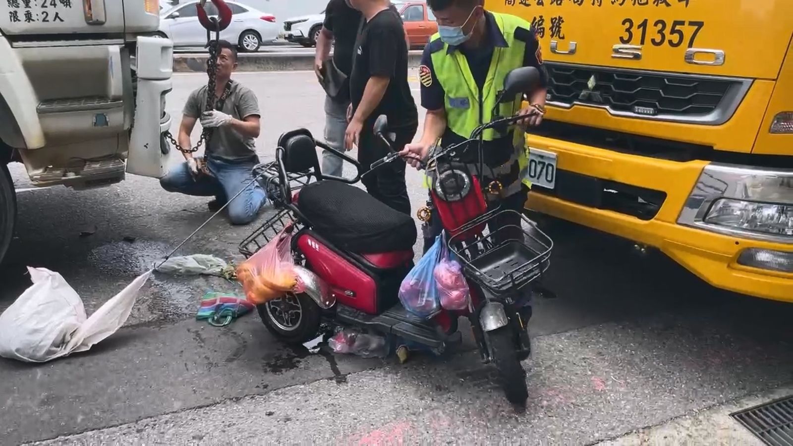 女騎士的微型電動二輪車遭撞損毀,警方完成採證後移置路旁。民眾提供