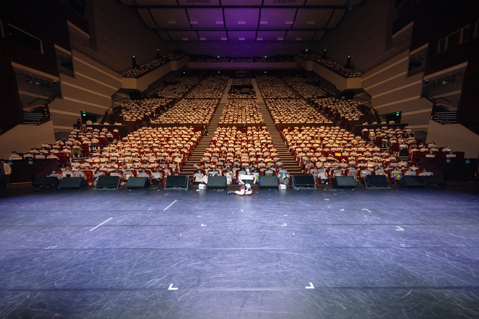 惠利與全場3000人一起大合照。 O.N worldwide , Hakuna Matata提供