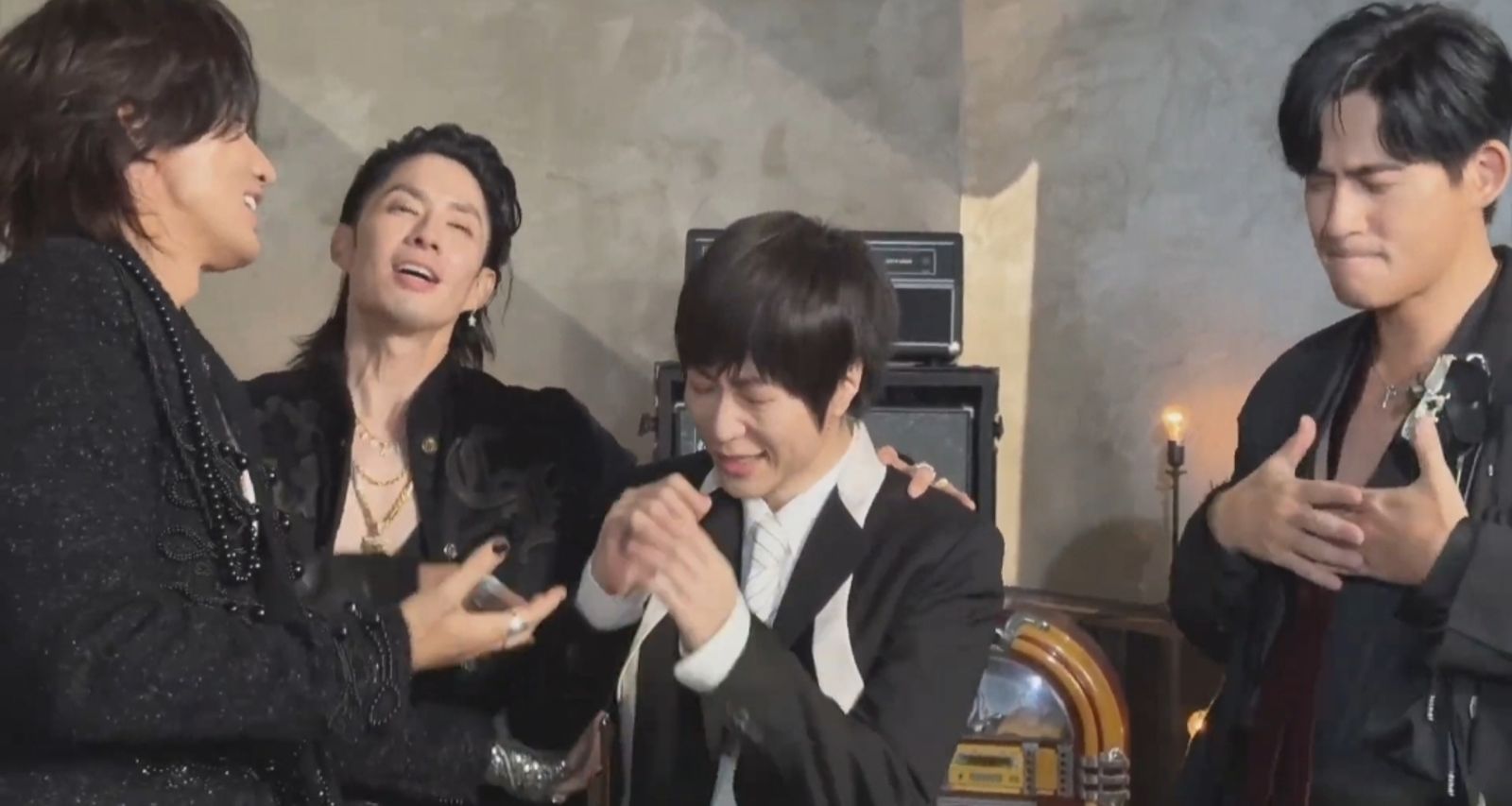 言承旭、吳建豪、周渝民齊唱生日快樂歌為阿信慶生。翻攝相信音樂提供影片