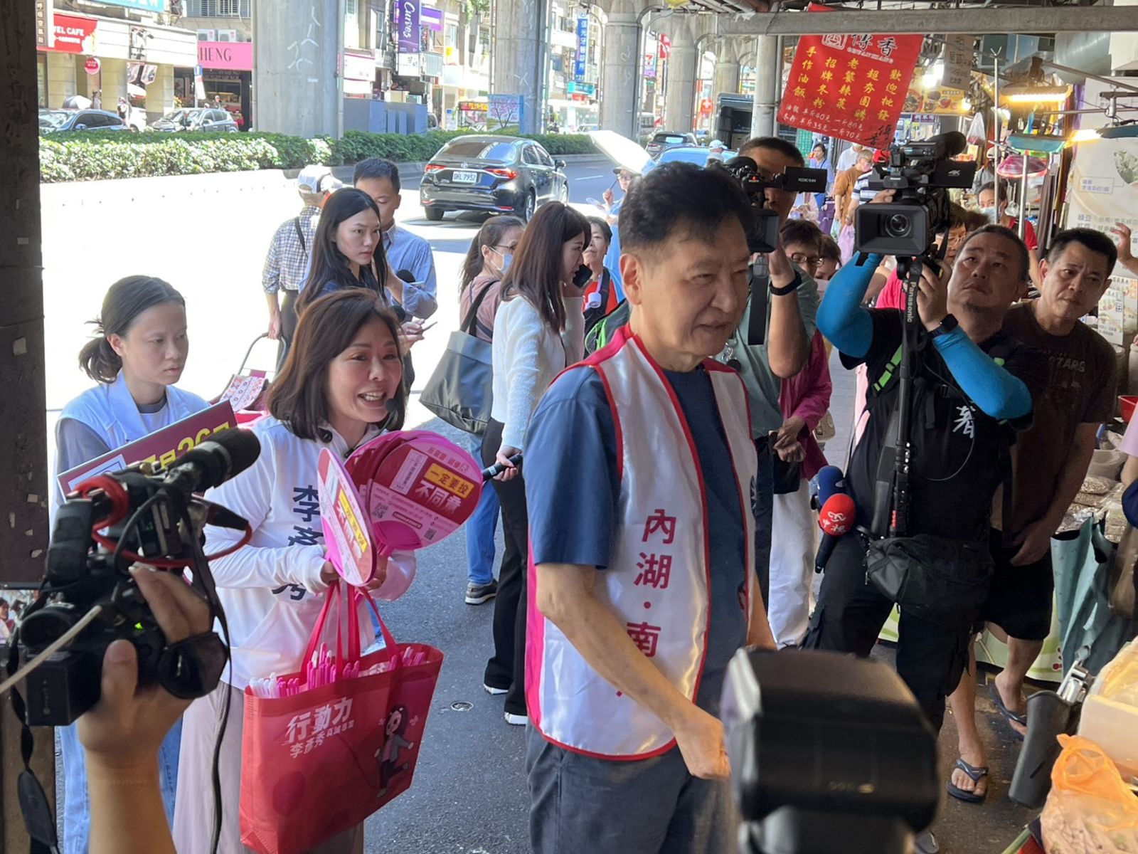 趙少康合體李彥秀現身內湖湖光市場掃街拜票,不少民眾攤商熱烈歡迎。(圖/袁維駿攝)