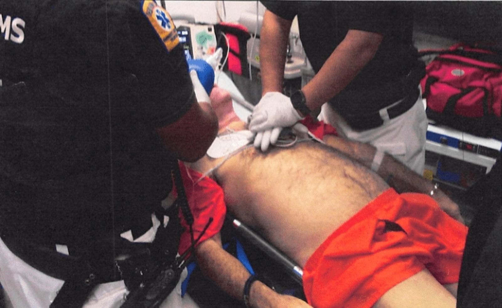 艾普斯坦「獄中輕生」照片首度曝光！全臉紫紅、脖子勒痕…生前打過一通神秘電話