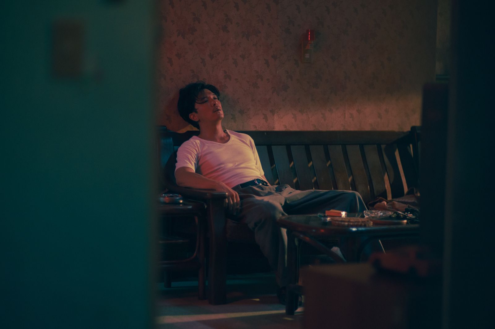 邱澤在《女孩》中,飾演被生活壓垮、酗酒成性的父親。甲上娛樂提供