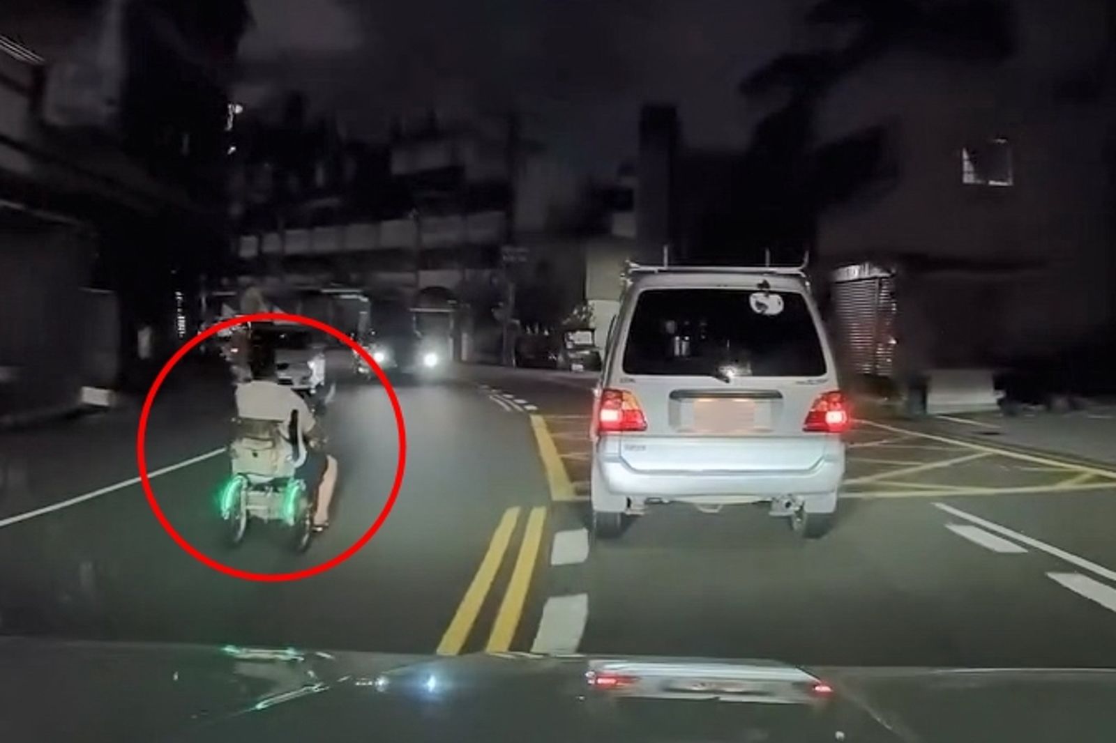 「無敵風火輪」上路逆向險對撞!他飆電動拼裝車跨雙黃線撞車掛彩 網嚇:移動神主牌