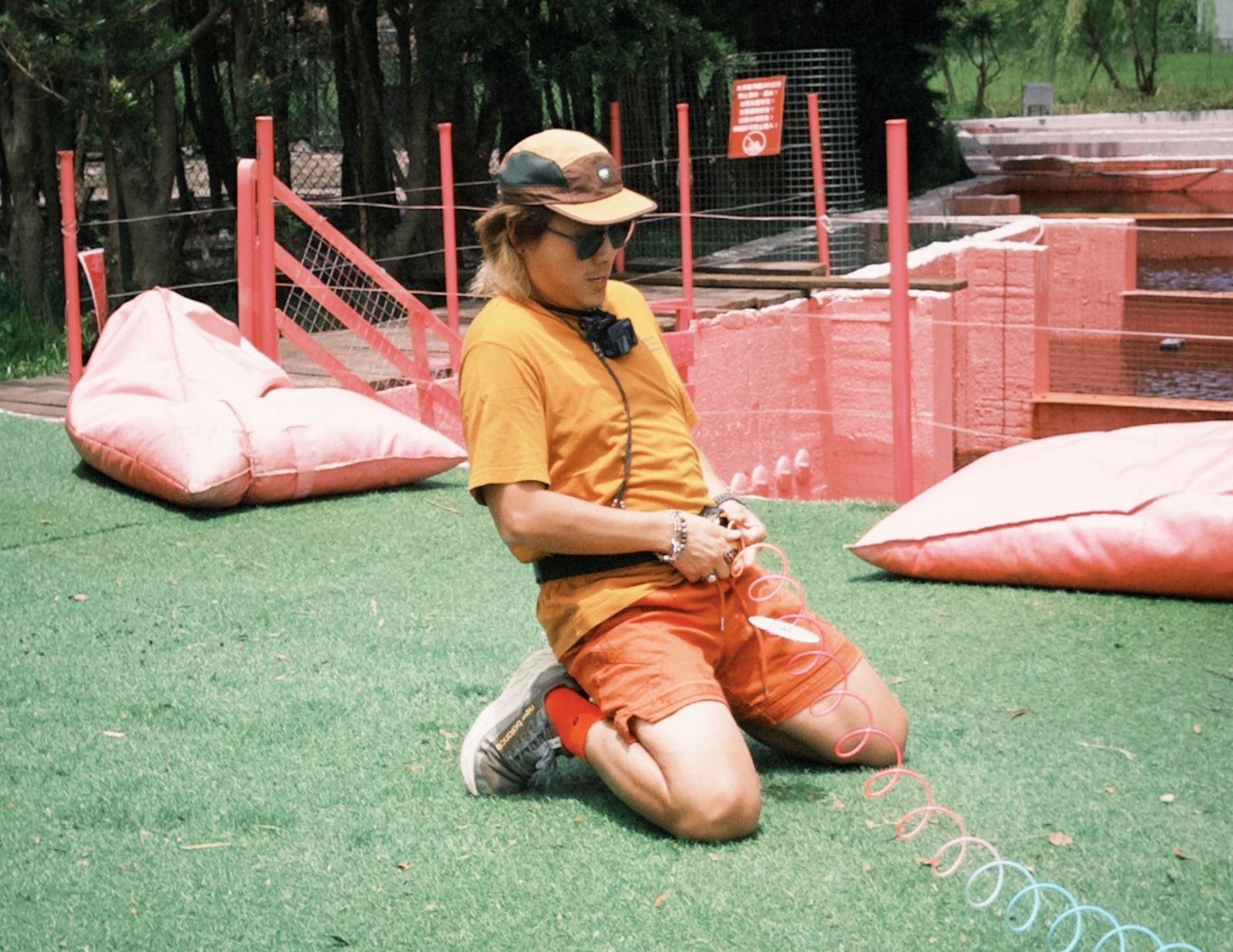王仁甫節目玩遊戲跪地旋轉。中視提供