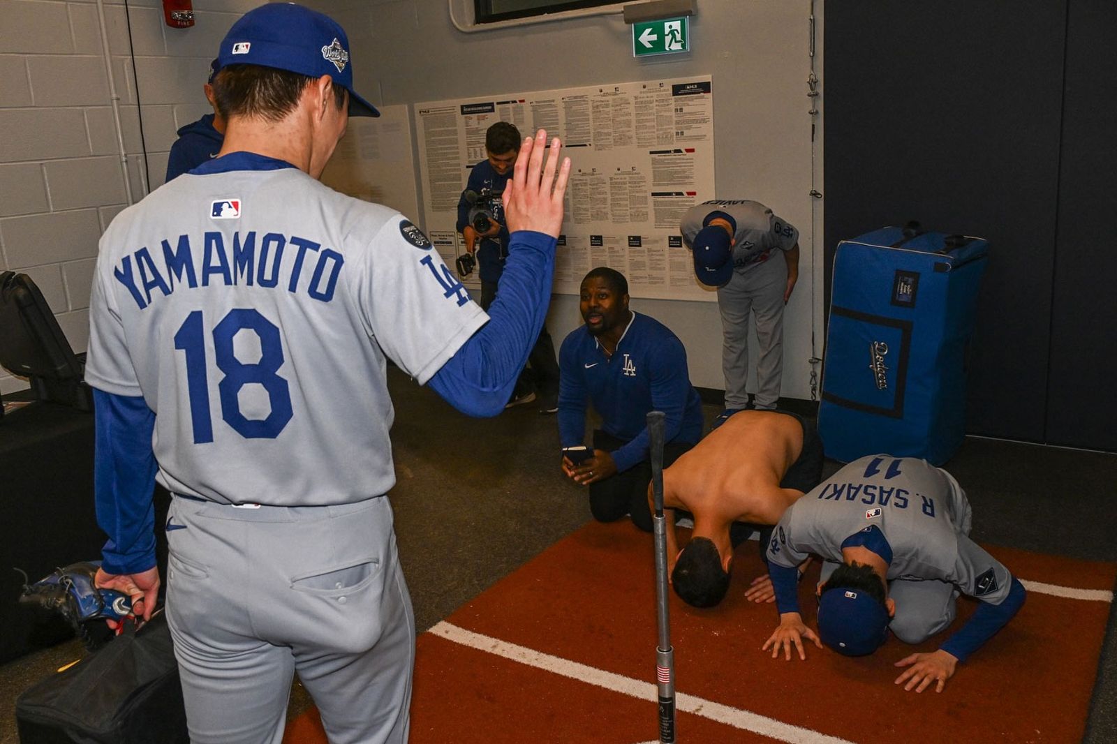 有神快拜!山本由伸G2完投太神 佐佐木朗希「伏地膜拜」致敬照瘋傳