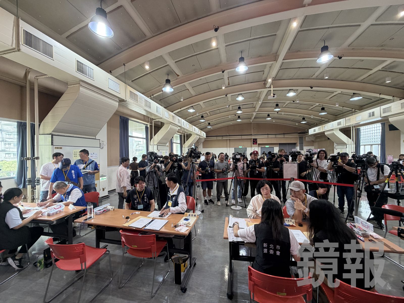蘇巧慧今登記新北市長 巧遇蔣根煌「一桌之隔」全程零互動