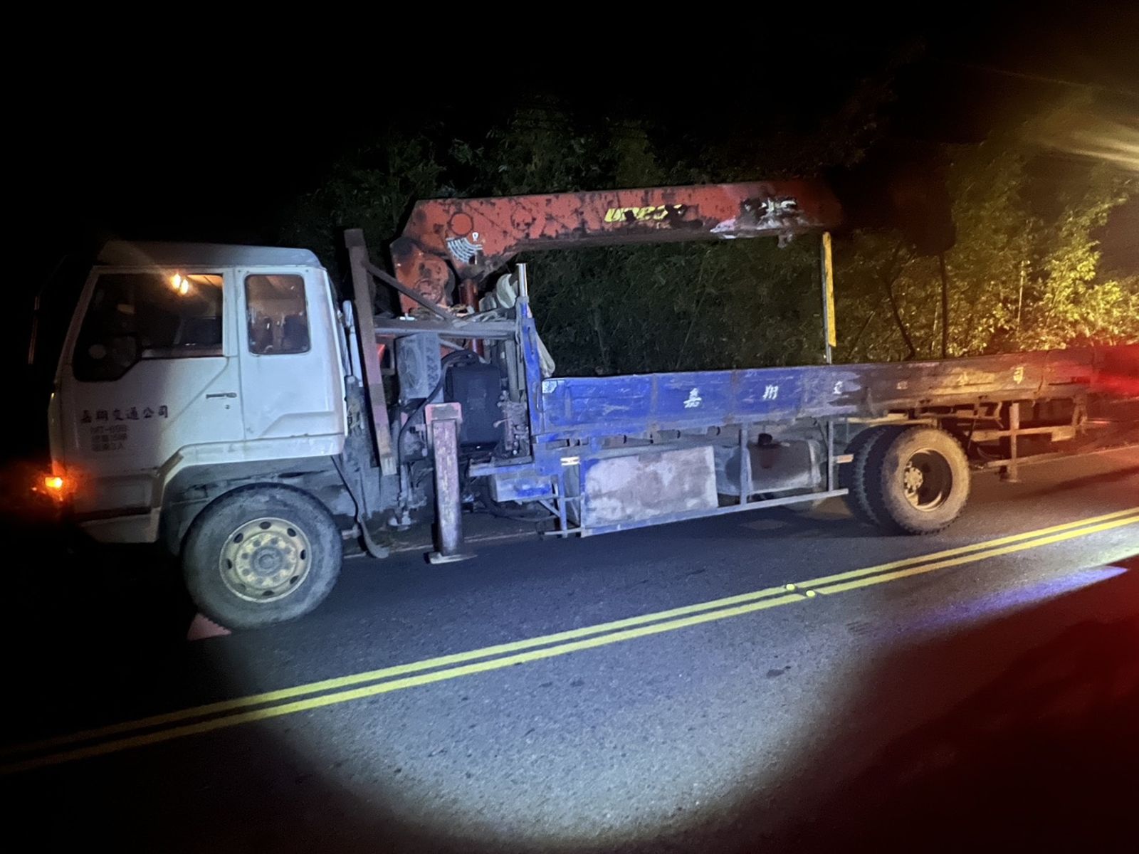 大貨車車身機械吊臂固定不牢，於轉彎時被甩