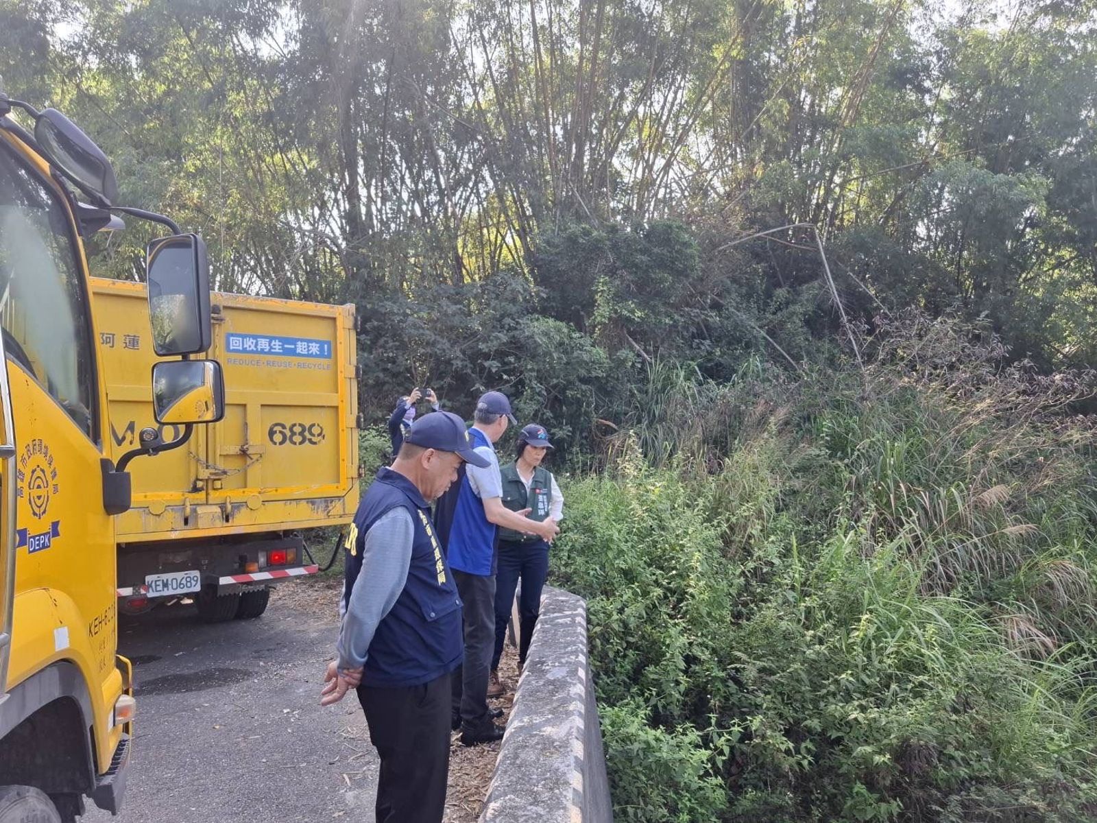 月世界遭到廢棄物堆放之後，高市府環保局派員前往稽查。圖／高雄市政府環保局提供