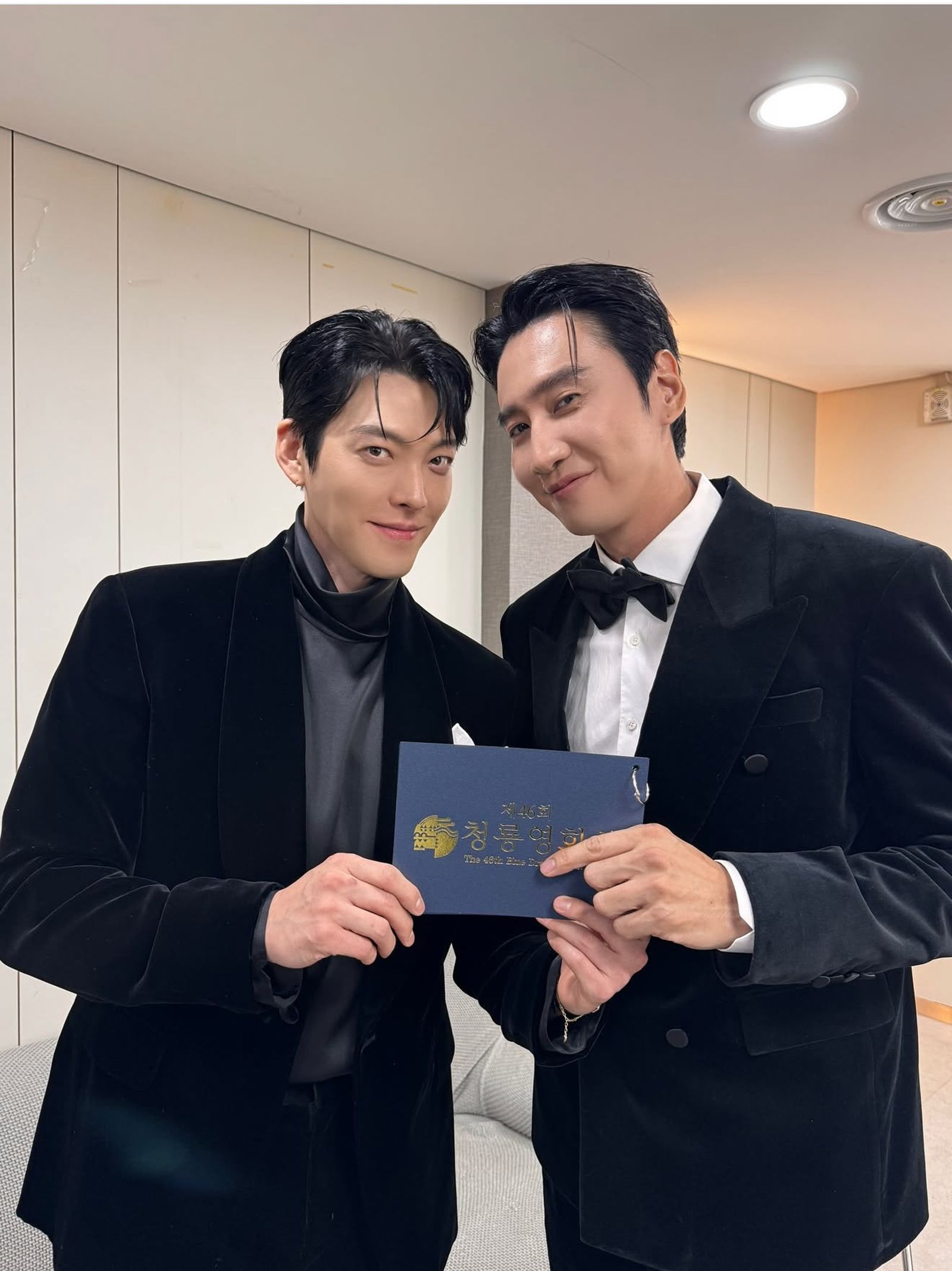 李光洙（右）昨與金宇彬一同頒獎，兩人還不忘宣傳韓綜《種豆得豆2》。翻攝ament_official