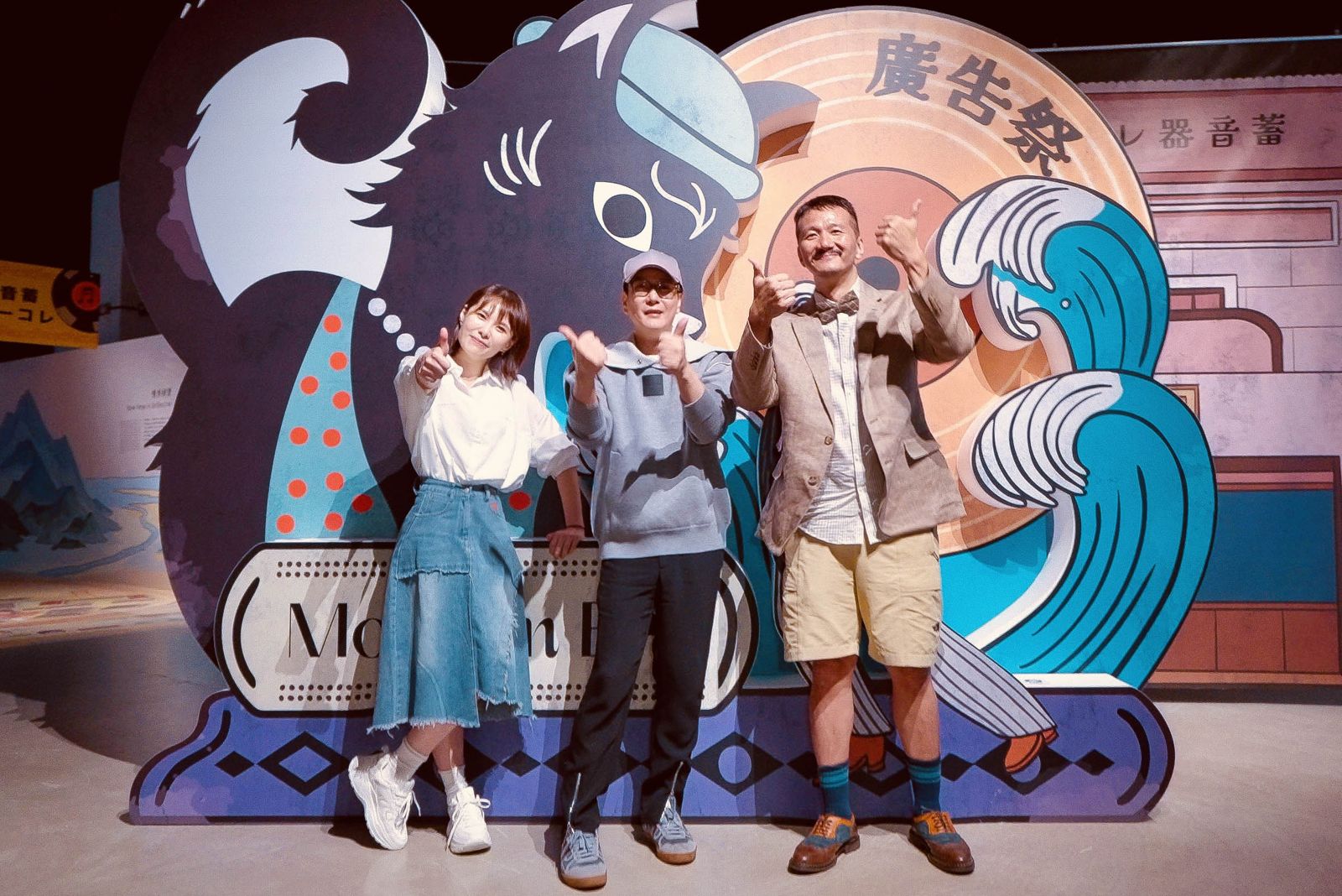 張信哲（中）與馨儀、林太崴日前一起看展。潮水音樂提供