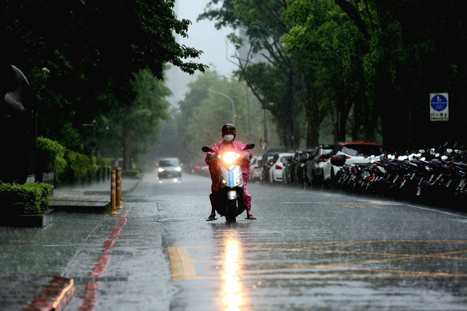 全台21鄉鎮停班課!比台灣大「3慢雲簇」驚悚現形 專家曝最新動向:若在陸地發展恐致災