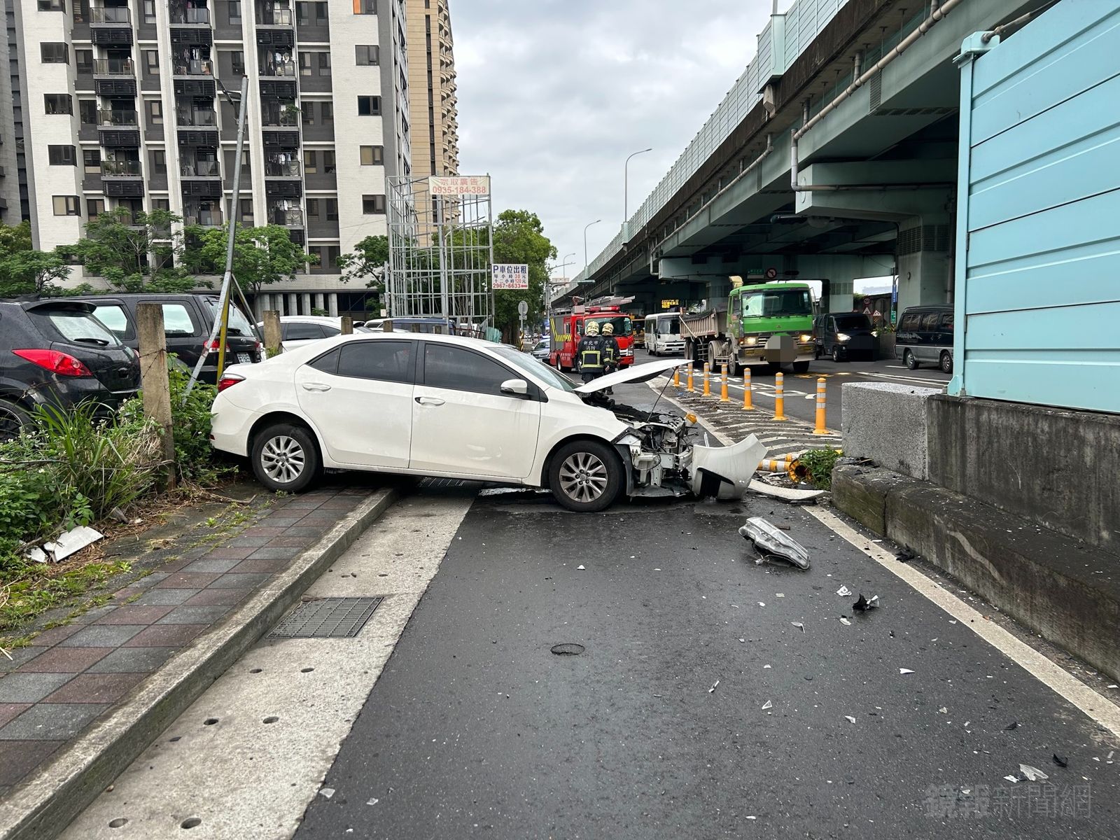 轎車自撞匝道分隔島造成車頭嚴重毀損。警方提供