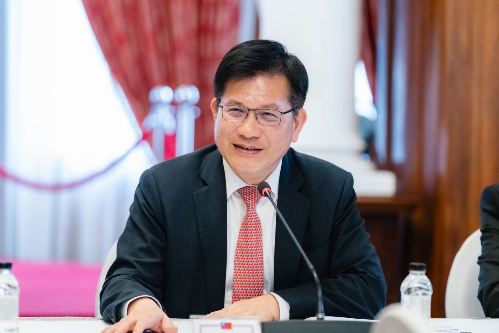 正國會領袖林佳龍28日晚間召集派系會議,正國會決議「擁賴挺卓」。(圖/翻攝林佳龍臉書)