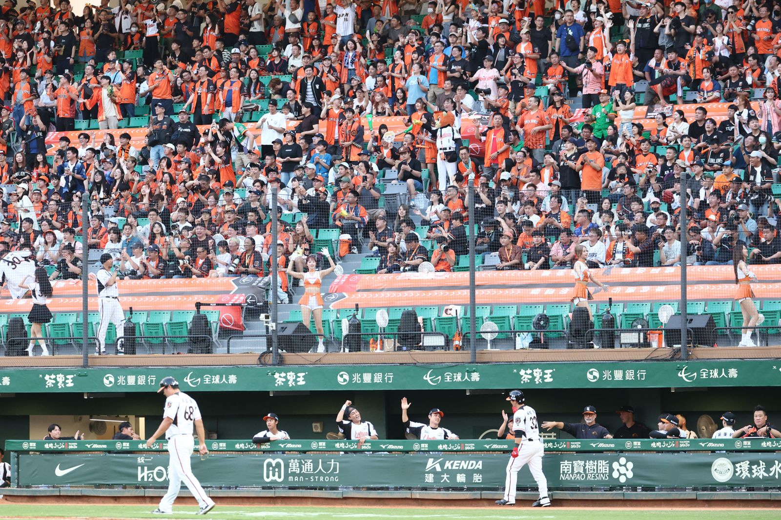 影／誇張！球迷怒甩巴掌痛扁工讀生　蔡其昌重話喊提告　葉宏蔚全程直擊