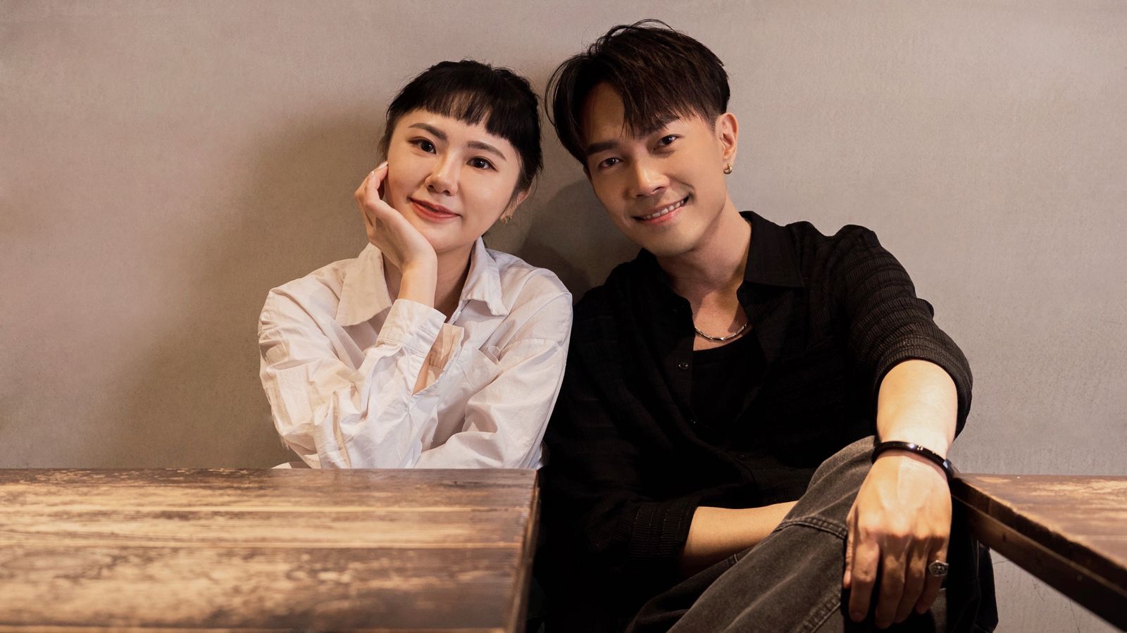 吳雨璇的新歌〈笑詼〉邀請許仁杰合拍MV。就是咖工作室提供