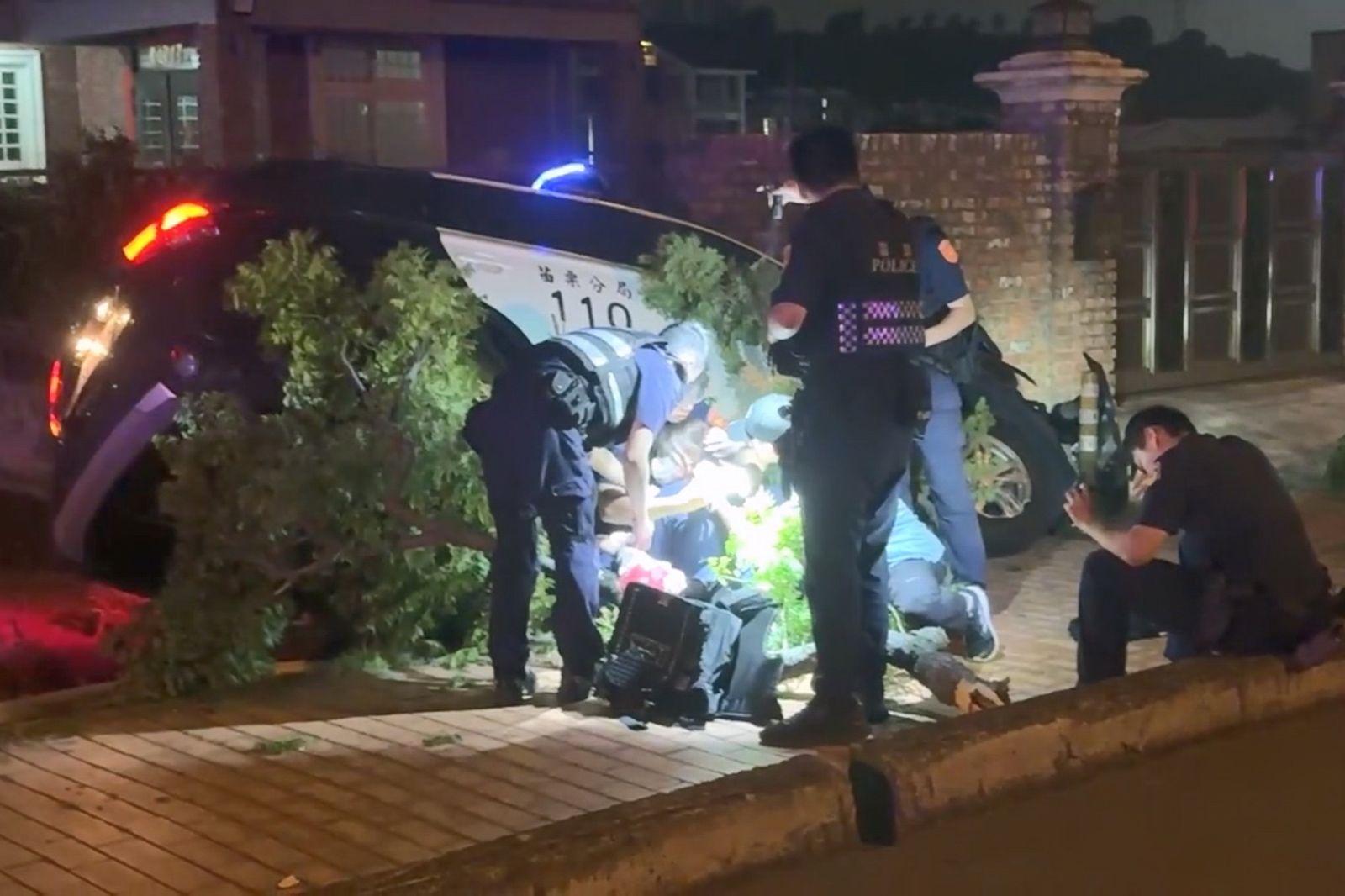 拒檢蛇行狂飆釀禍!苗栗警車追緝爆碰撞2警送醫 違規駕駛唾液驗出毒品陽性