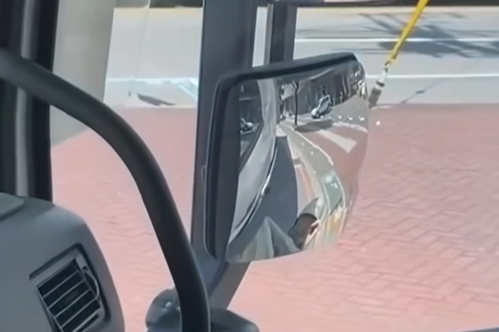 大車駕駛事實上看不到有騎士躲在旁邊。圖／翻攝自臉書爆料公社