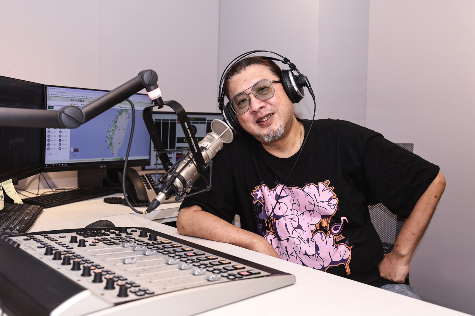 金曲客語歌王劉劭希用客語打開世界流行脈絡 從音樂聊到股票、算命跟電玩!客委會提供