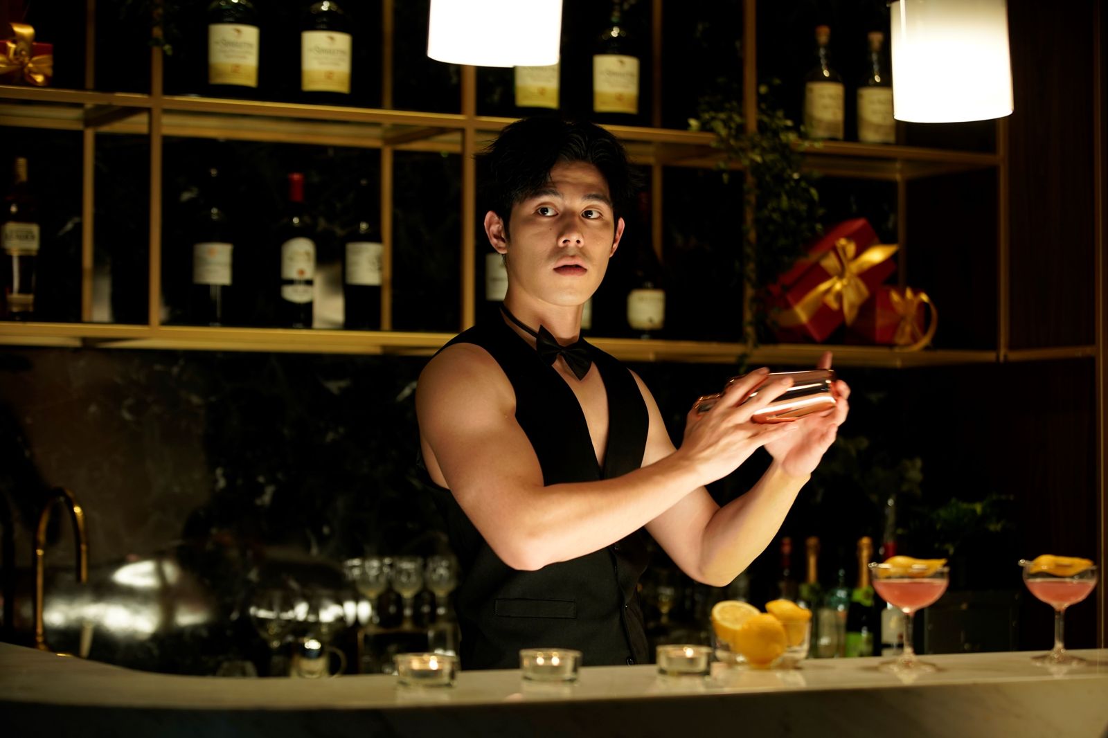 詹懷雲化身壯帥酒保慘遭監製嫌胖。彼此影業提供