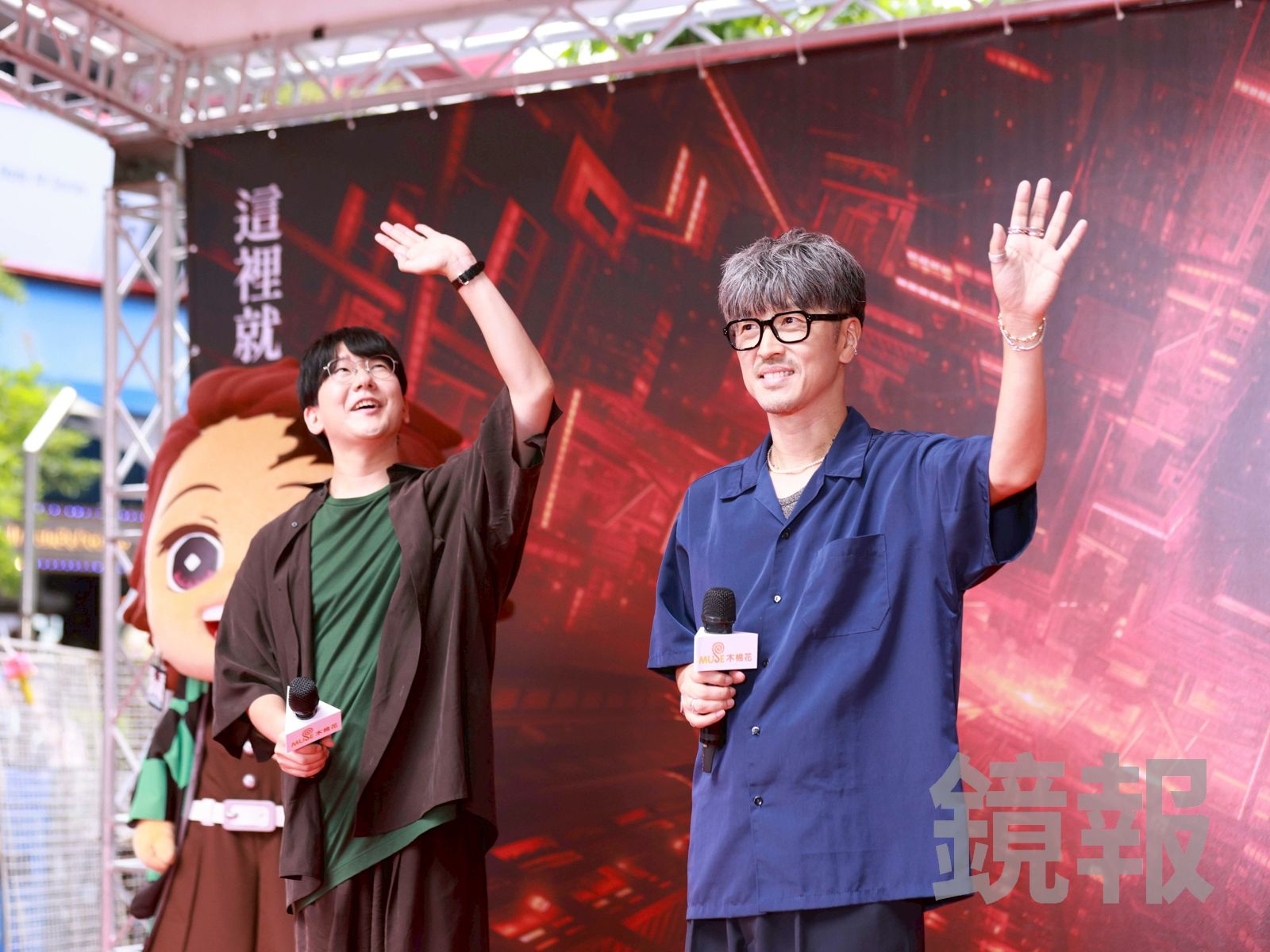 直擊／近千人擠爆信義區！《鬼滅之刃》炭治郎、水柱來了　被尖叫聲嚇到：可以去殺鬼了
