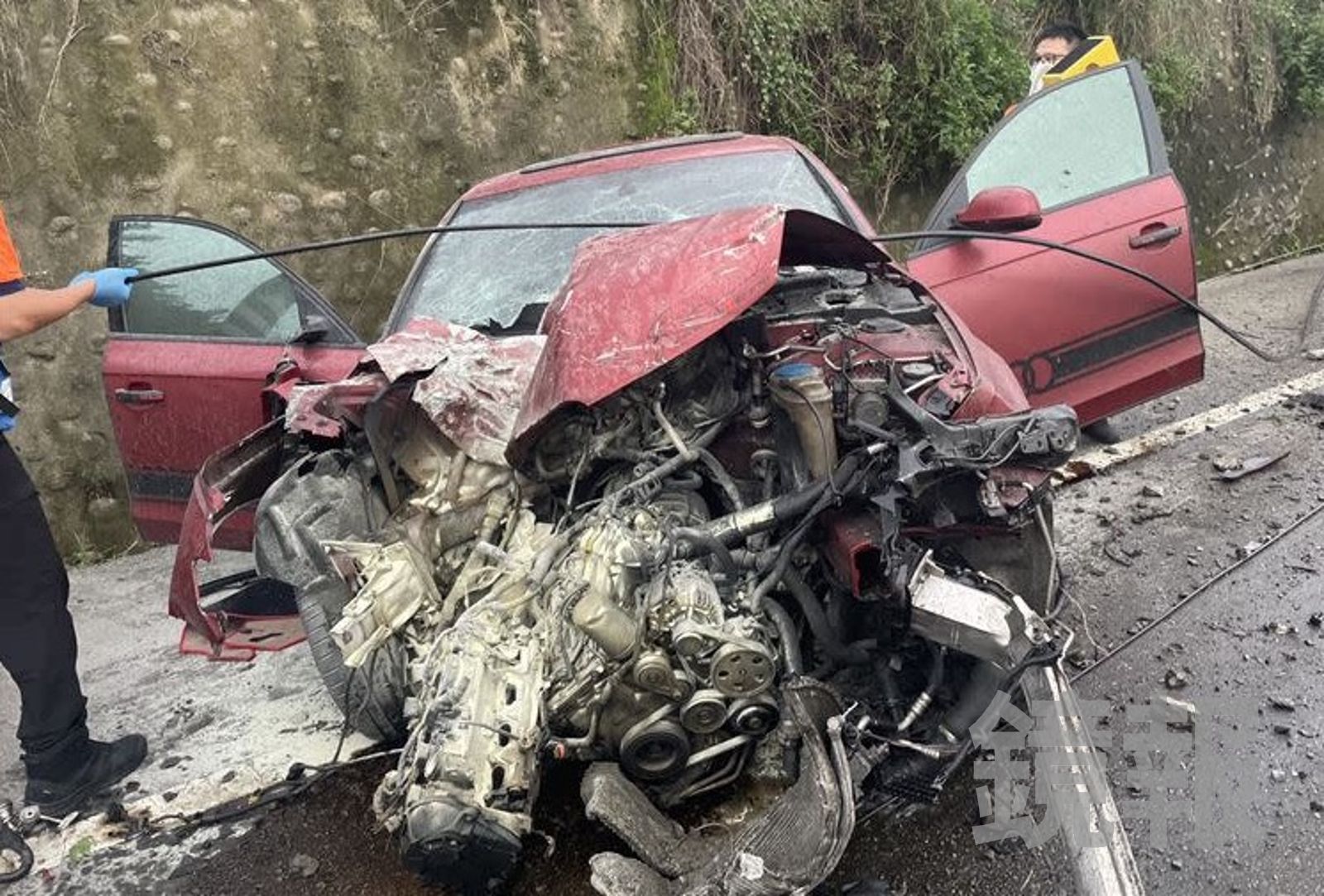 台南車禍駕駛重傷死亡　車頭撞爛引擎外露
