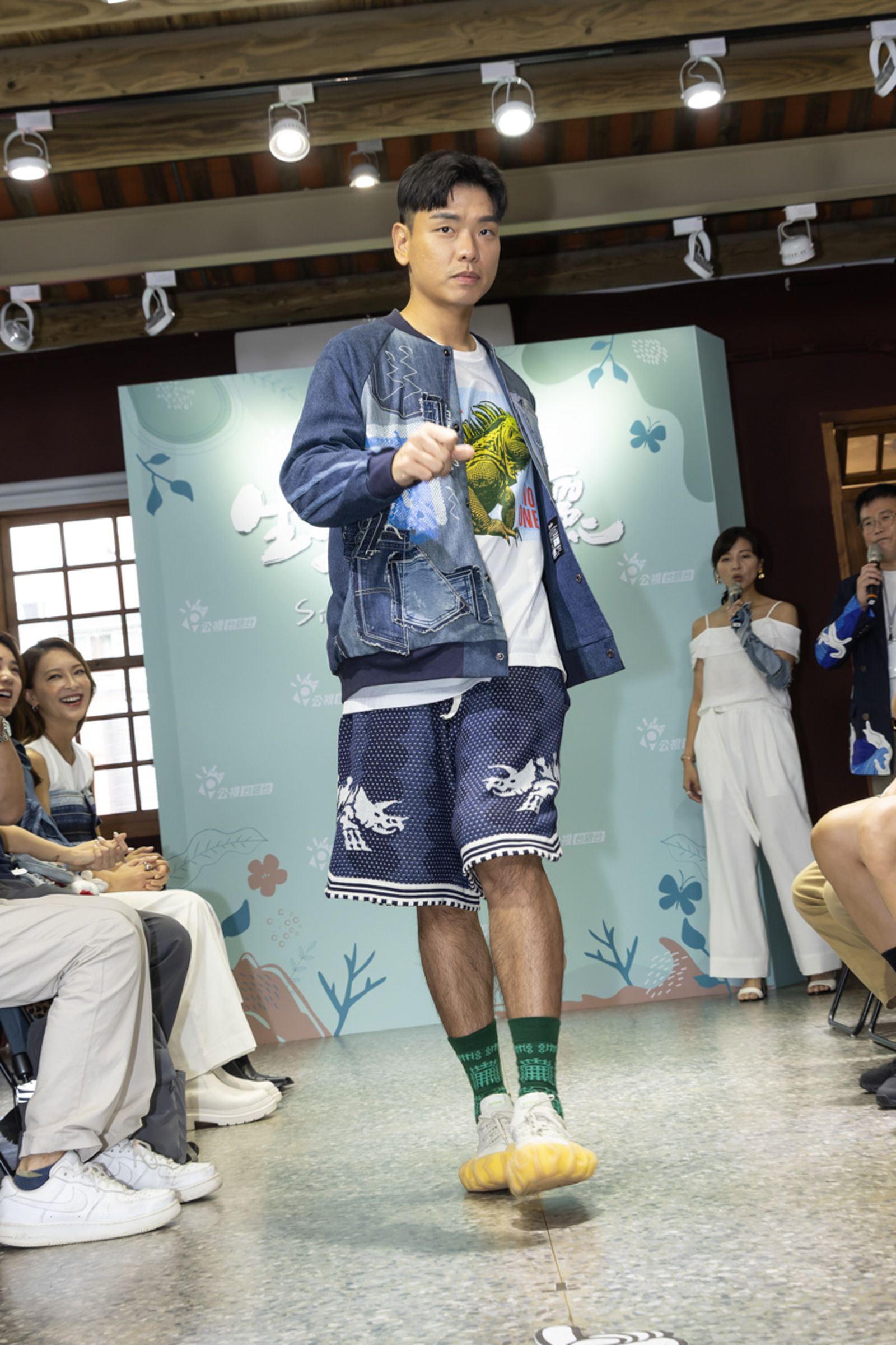 《生活愛美麗》八弟示範走秀,展現永續穿搭 。公視台語台提供