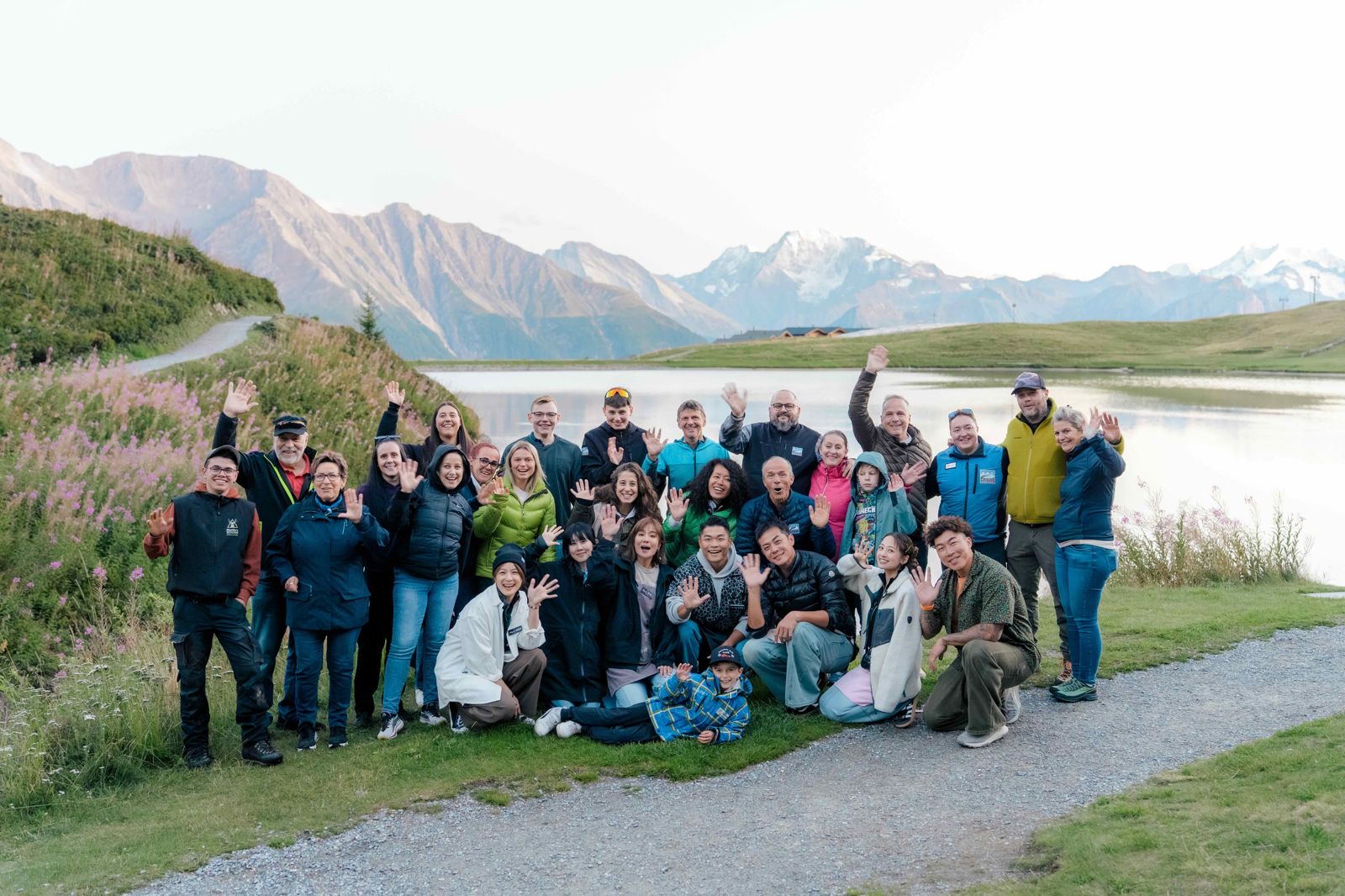 《嗨！營業中》阿爾卑斯山湖邊美景。好看娛樂提供