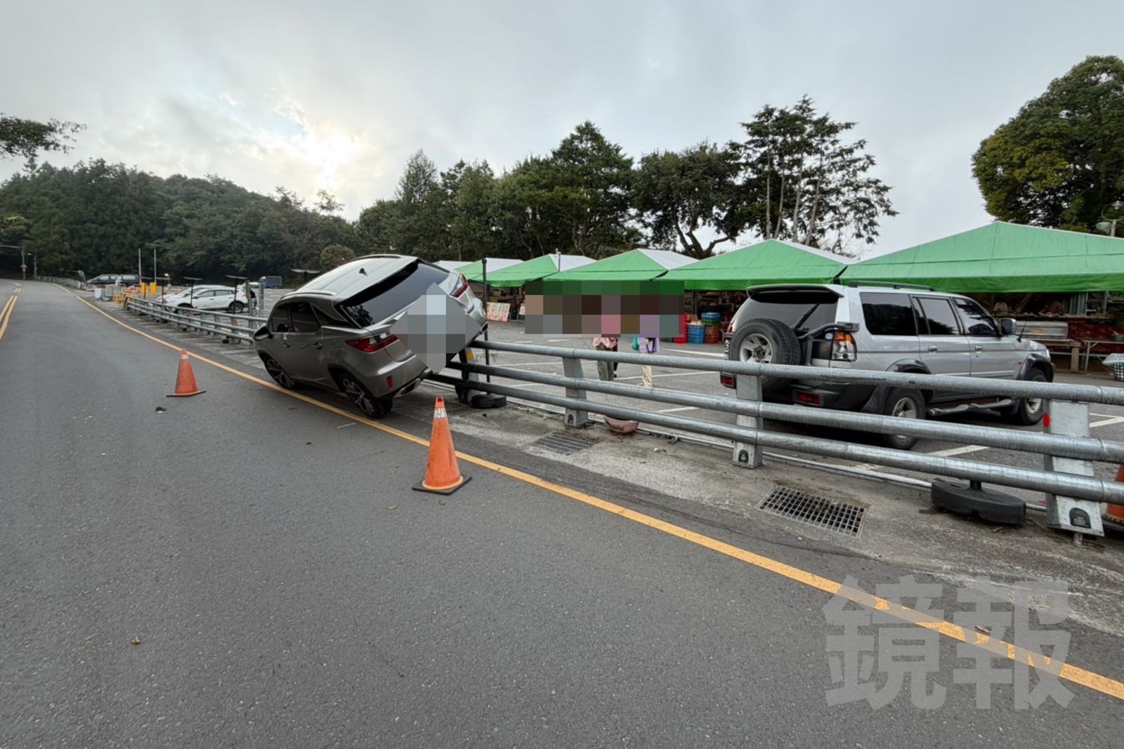 中秋上合歡山「神停車」驚呆了!休旅車騎上護欄歪一邊 停整晚成遊客打卡熱點