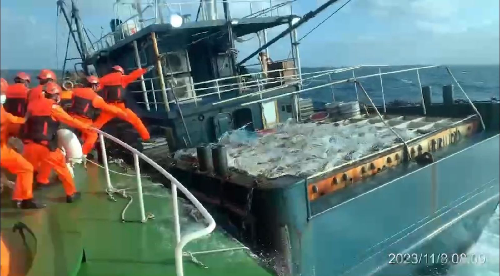 我國由海洋委員會海巡署負責海上偷渡、犯罪的防制工作,查緝工作經常是險象環生。圖/海洋委員會提供