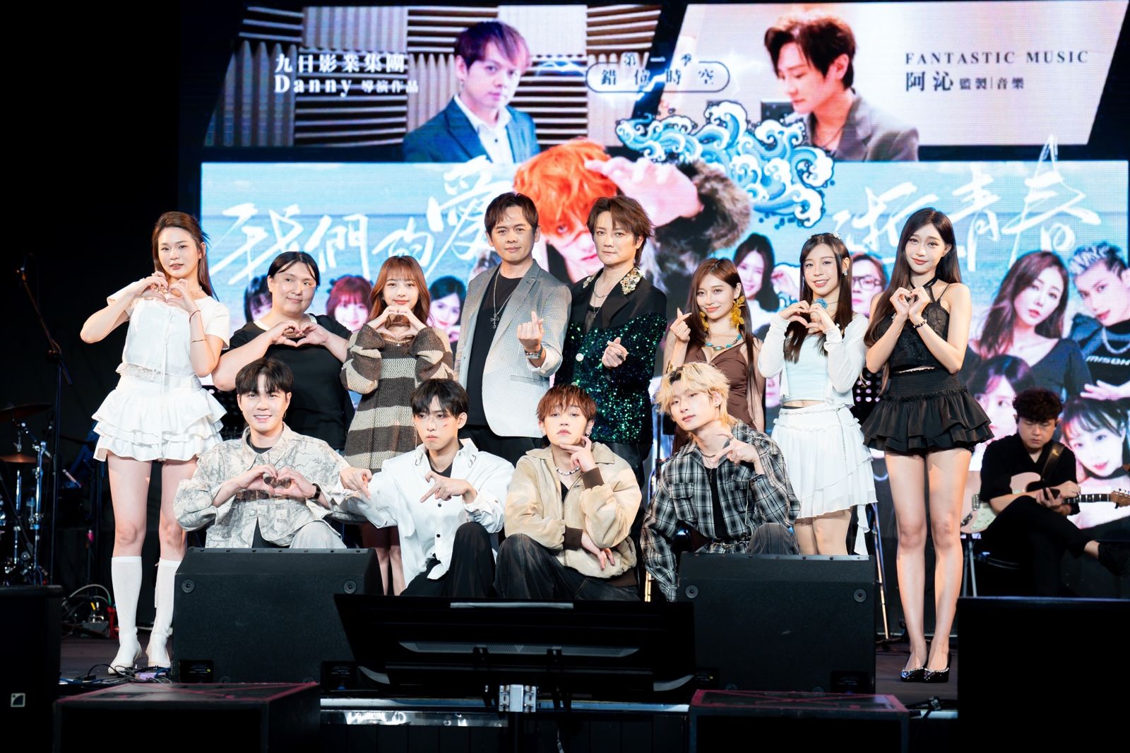 阿沁提攜後輩，邀眾歌手參與演出。FIF打歌舞台提供