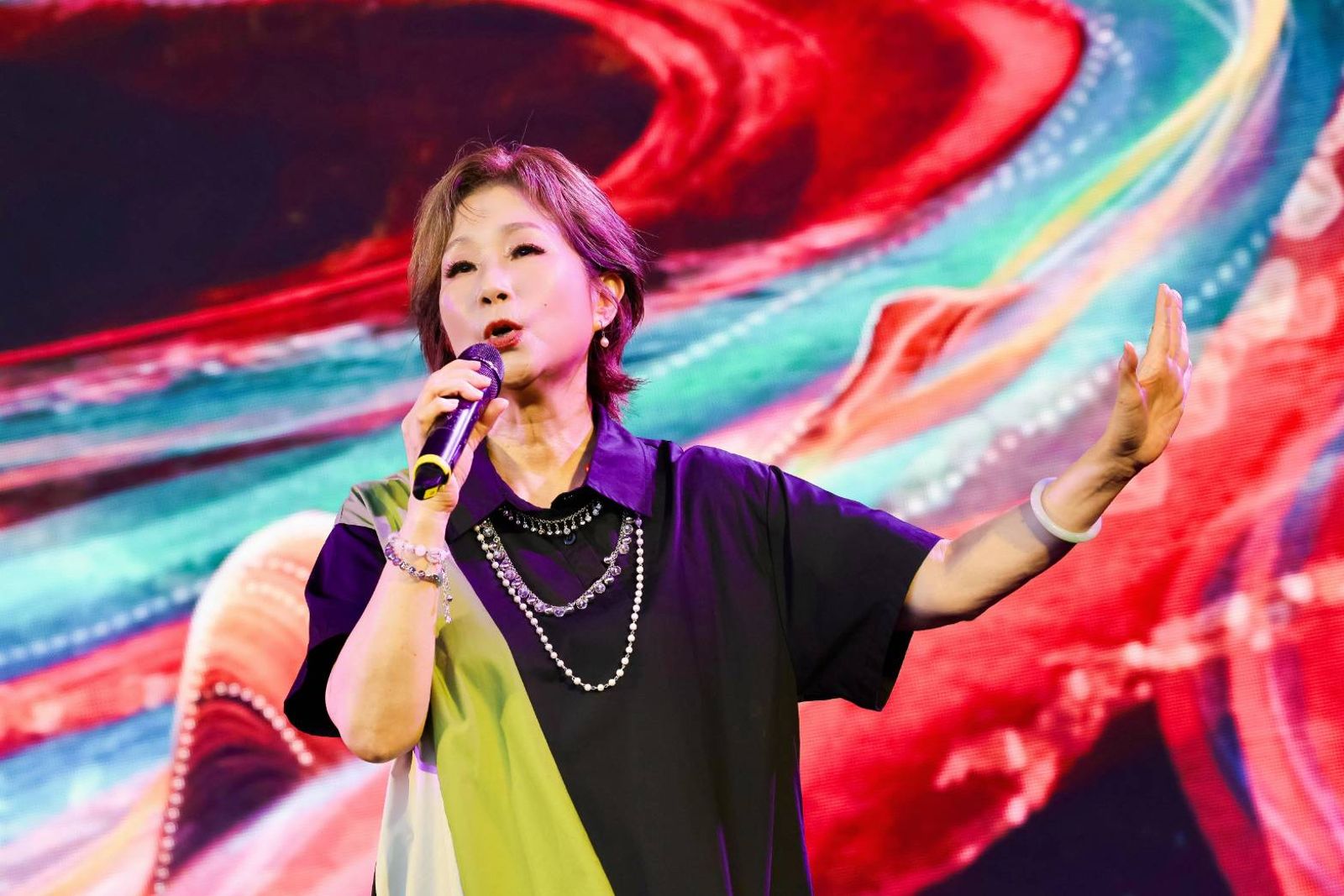 66歲女星遭未婚夫拋棄扛千萬巨債!消失30年竟成「婚禮歌手」現況曝光