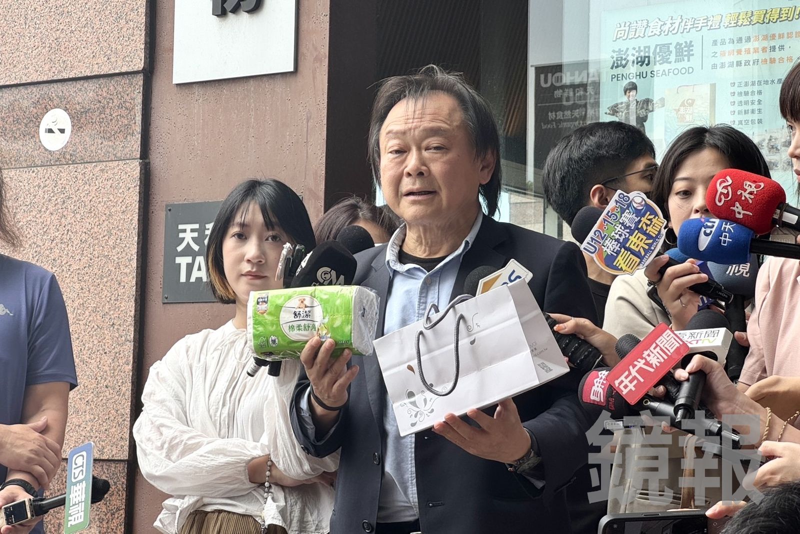 王世堅送柯建銘衛生紙。圖/袁維駿攝