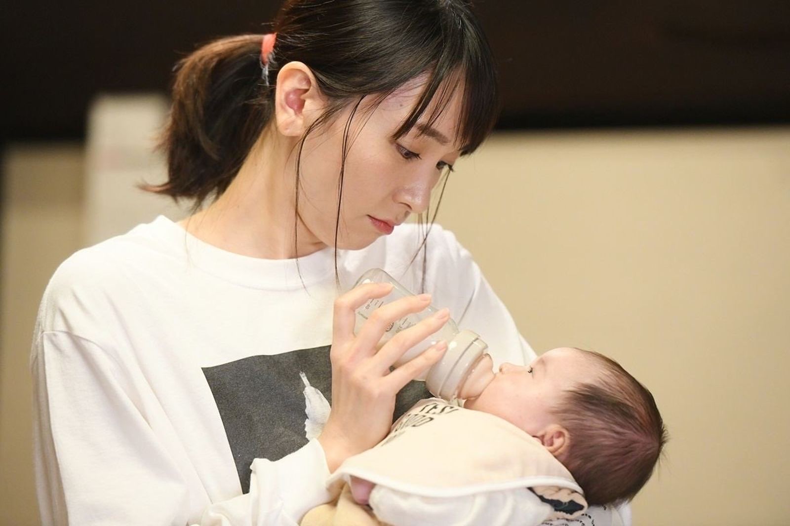新垣結衣曾在《月薪嬌妻》與星野源結婚生子,都陸續在現實生活成真。圖/翻攝自X